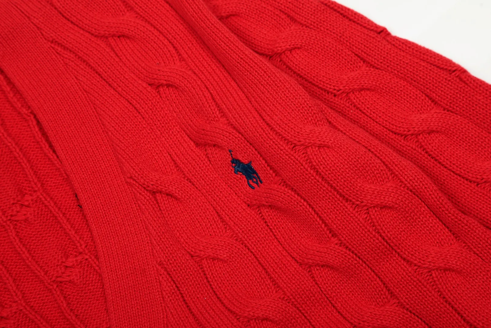 P250 Top quality" Style number: DS113# (not off the shelves all year round) [Ralph Lauren large V-neck solid color pony embroidered logo twist knitted cardigan] ✅Ralph Lauren classic basic versatile goddess style large V-neck knitted cardigan jacket ✅Main supply platform live broadcast Wholesale entities Replenish when out of stock Not off the shelves ✅ZP quality 1:1 version Scan the code to enter the GF website Counter quality ✅Detailed quality is the only one in Guangzhou Imported quality cotton yarn, focusing on high-end, cost-effective, good quality needless to say ✅The version is restored to the original order, the maximum size can be worn up to 160 pounds, loose, comfortable and stress-free ✅The upper body is simple and easy to match, ootd must-have style, good-looking clothes are never picky, a must-have in the goddess' wardrobe. Size: S-XL Color: Black White Gray Light Blue Khaki Pink Yellow Chinese Red Navy Blue White Label Navy Blue Red Label